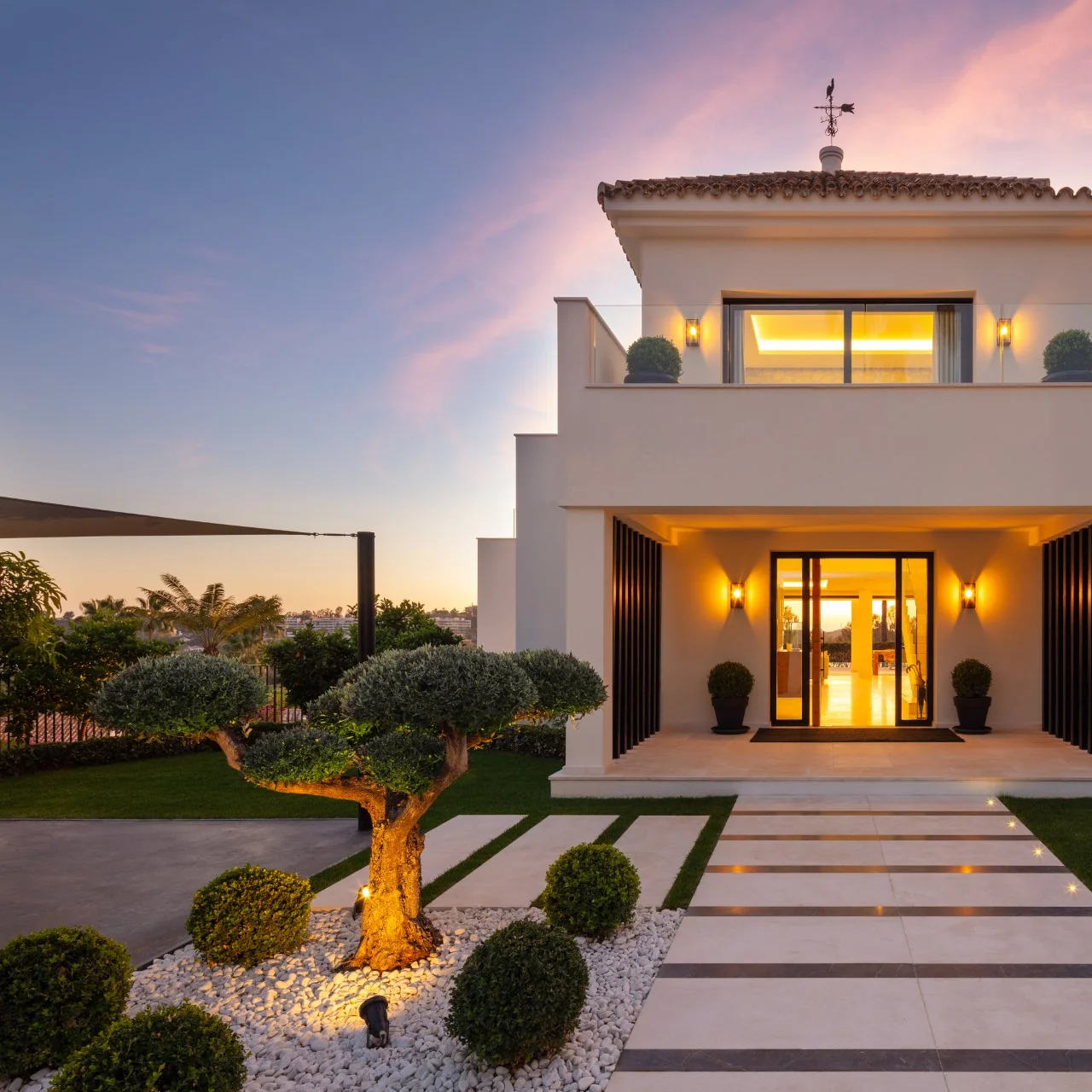 Entrada iluminada de Villa Fortuna al atardecer