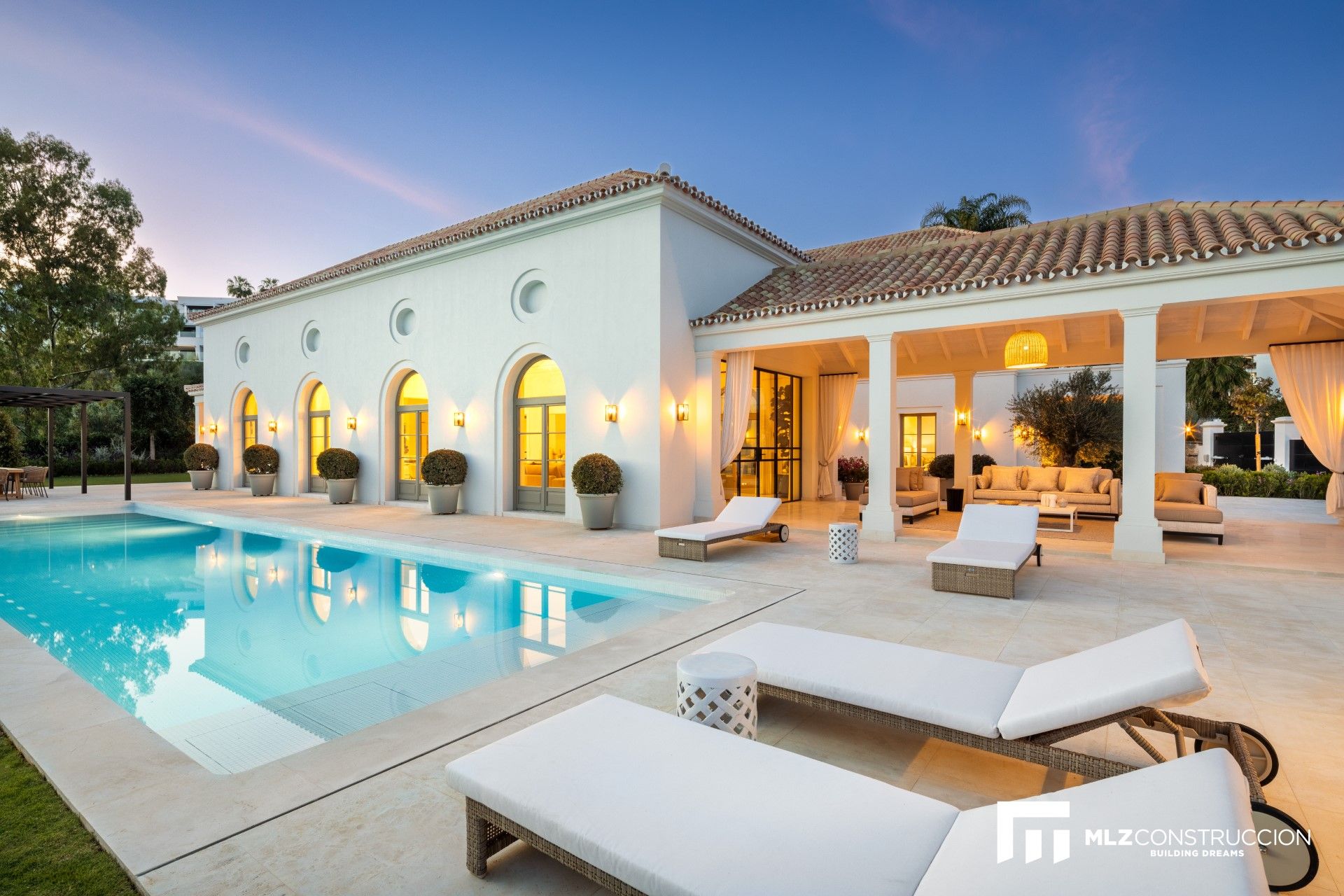 Villa Pleyades 10, porche con arcos y piscina al atardecer