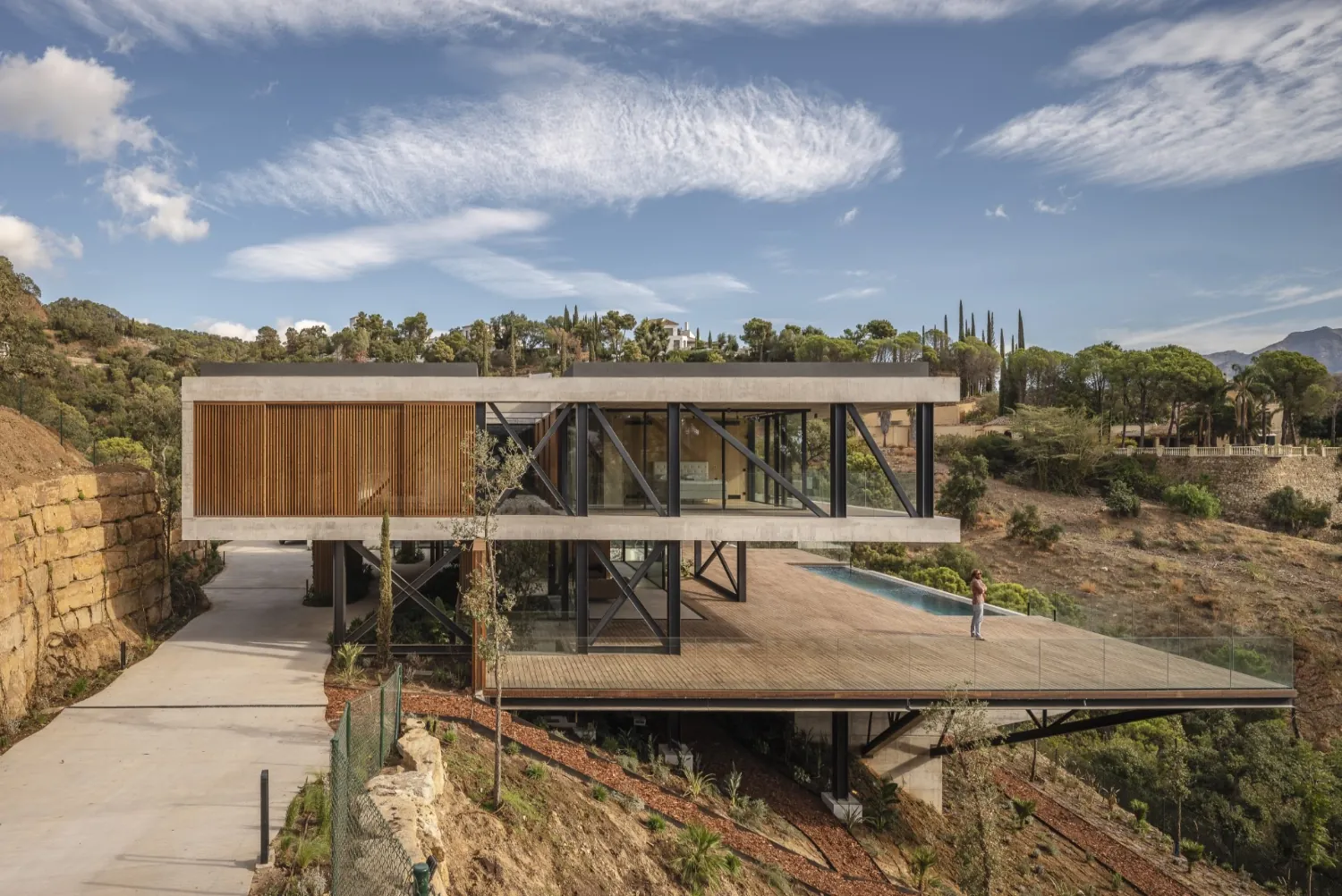 Villa Madroñal 14, vivienda contemporánea en voladizo integrada en la ladera