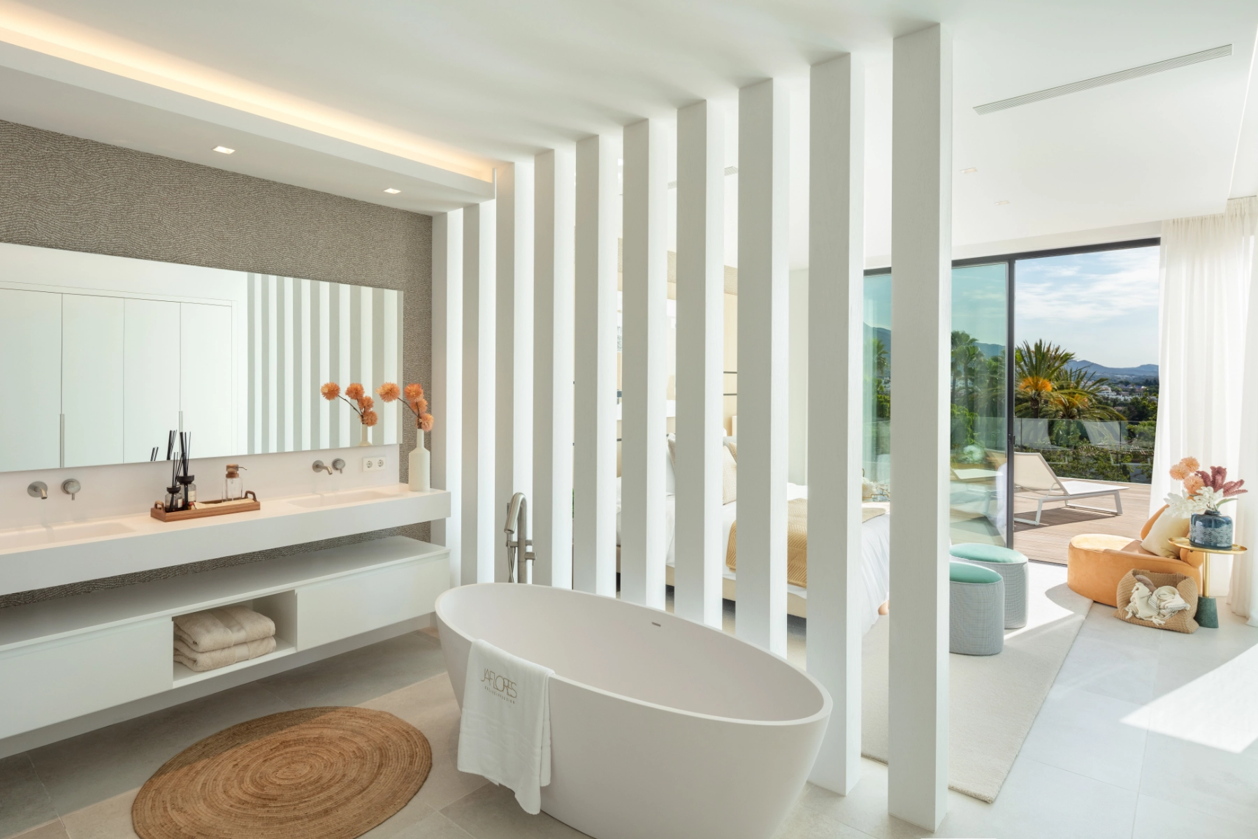 Baño principal de un ático con bañera exenta y salida a la terraza