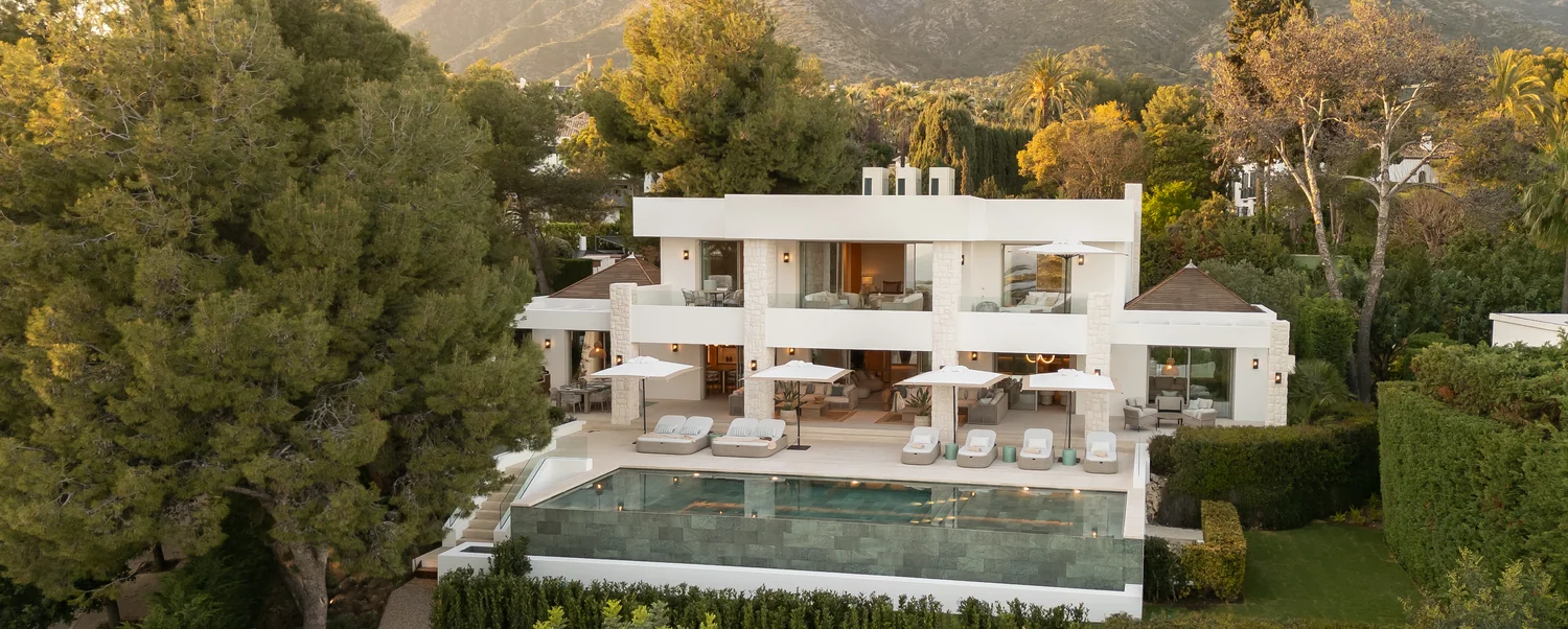 Vista aérea de Villa Altos Reales en Marbella, villa de lujo con piscina y jardín entre pinos