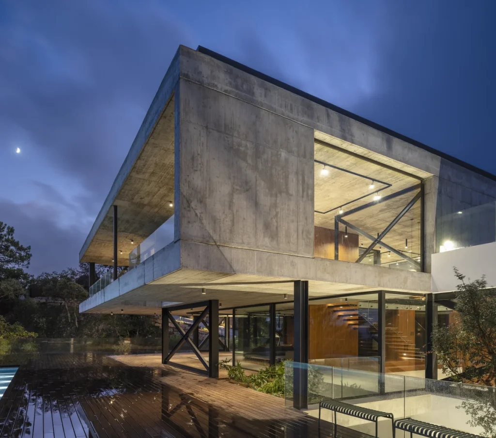 Villa Madroñal 14 en Benahavís al anochecer, volumen de hormigón en voladizo sobre la piscina