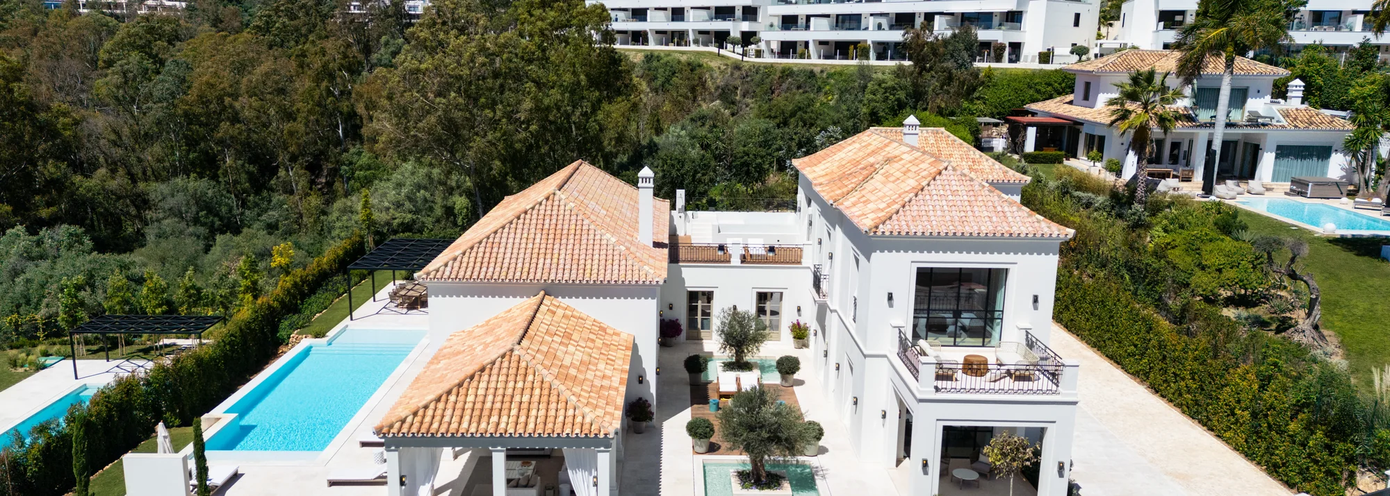 Vista aérea de Villa Pleyades 10 en Nueva Andalucía, Marbella, con piscina y jardín