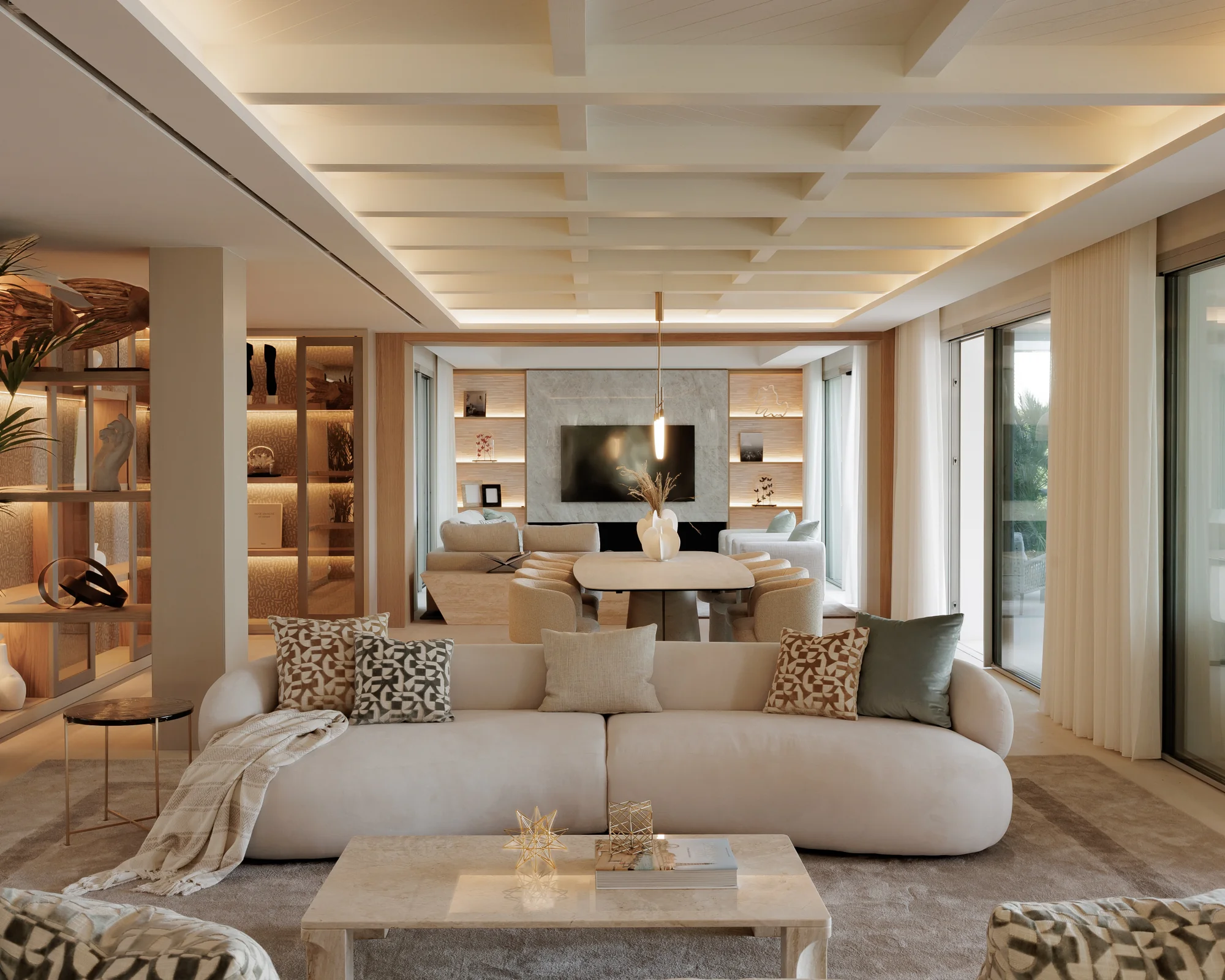 Salón reformado con techo artesonado de madera y estanterías retroiluminadas, Villa Altos Reales