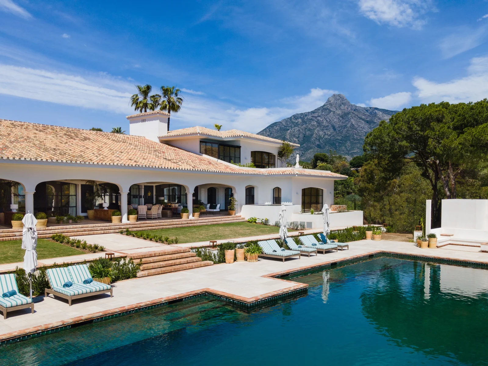 Villa Gratitude con su piscina y La Concha al fondo
