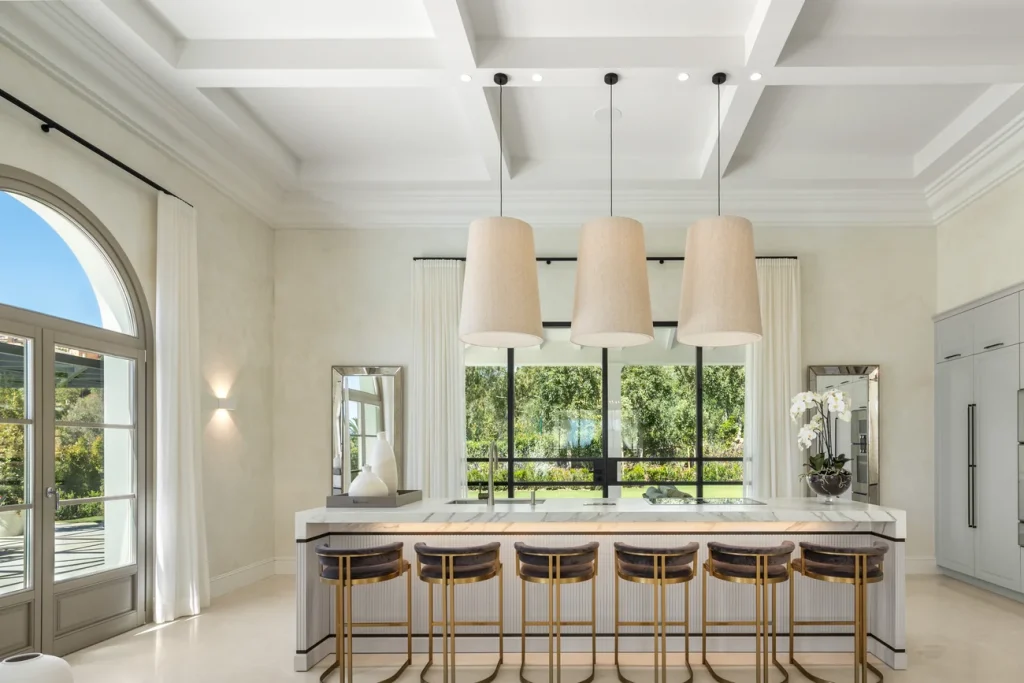 Kitchen with an island and breakfast bar at Villa Pleyades 10