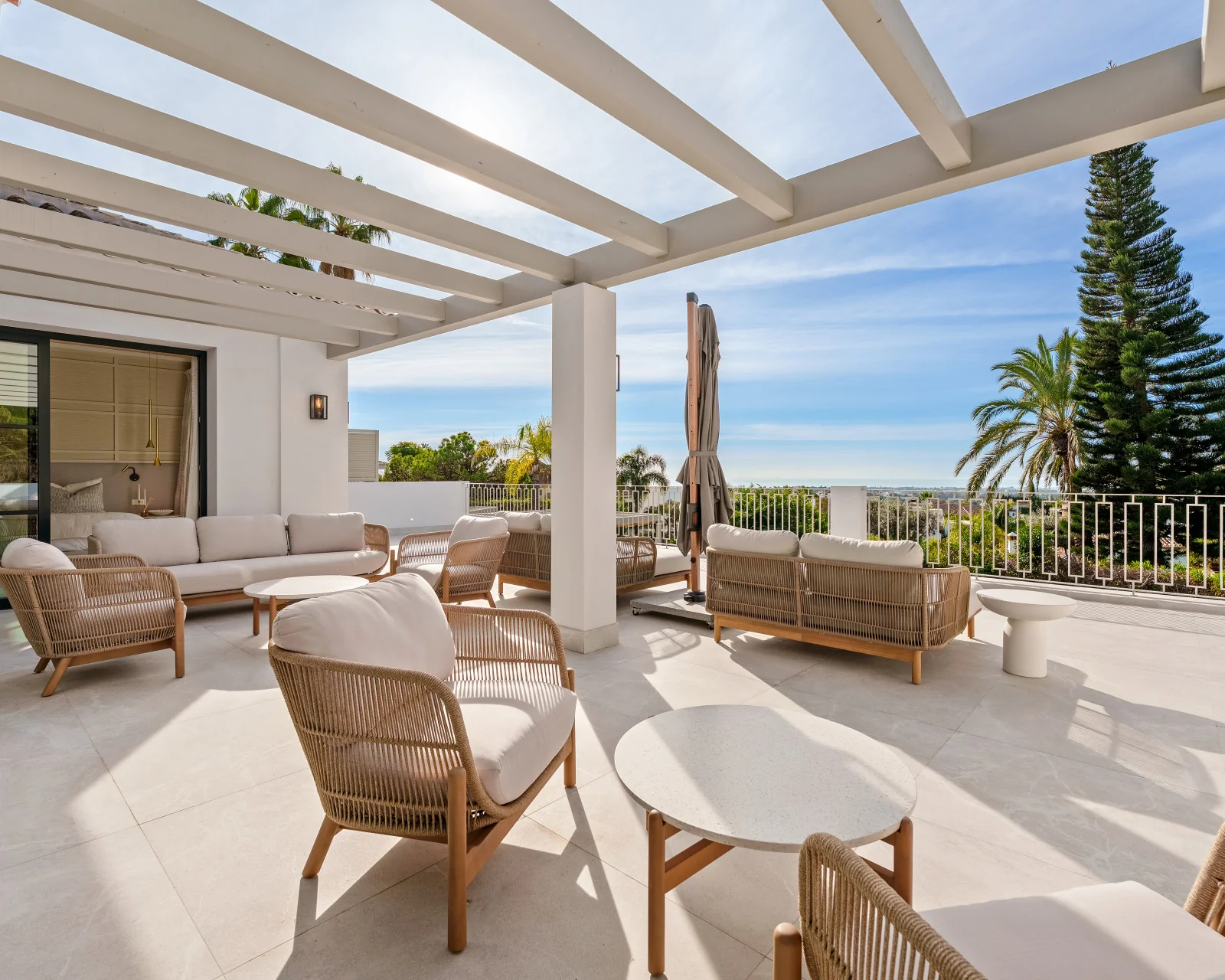 Terraza con pérgola y vistas tras la reforma integral de Villa Agata en Benahavís