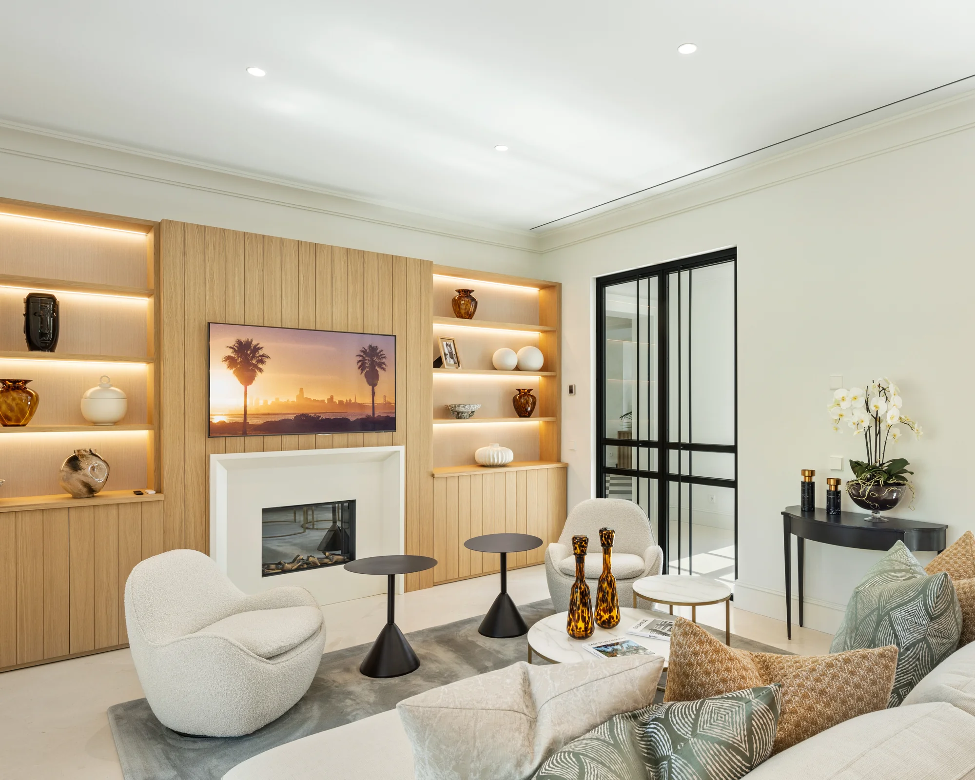 Salón con chimenea y cristaleras al porche, Villa Pleyades 10