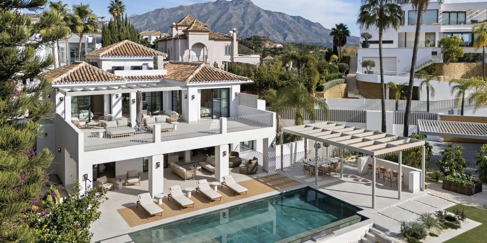 Vista aérea de Villa Agata con su piscina, terrazas y la sierra al fondo en La Quinta, Benahavís