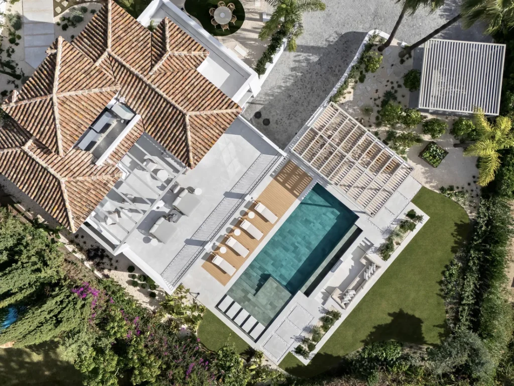 Vista cenital de Villa Agata con la cubierta de teja, la piscina y el jardín