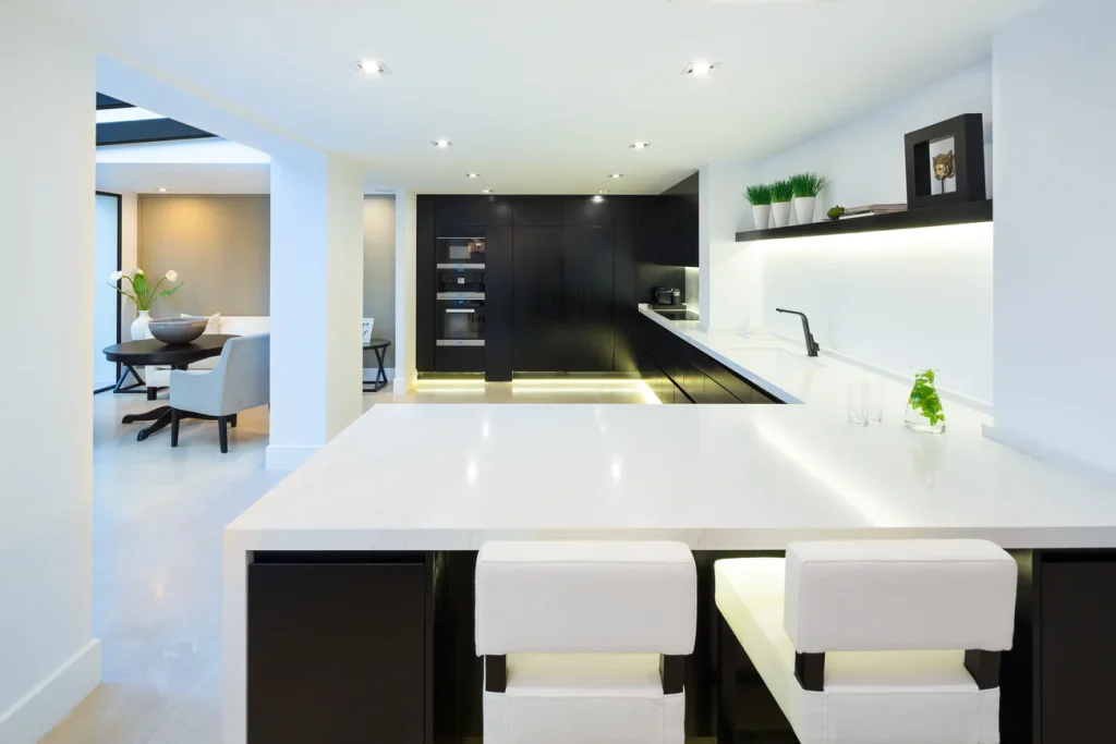 Cocina blanca con isla de Villa Alaya