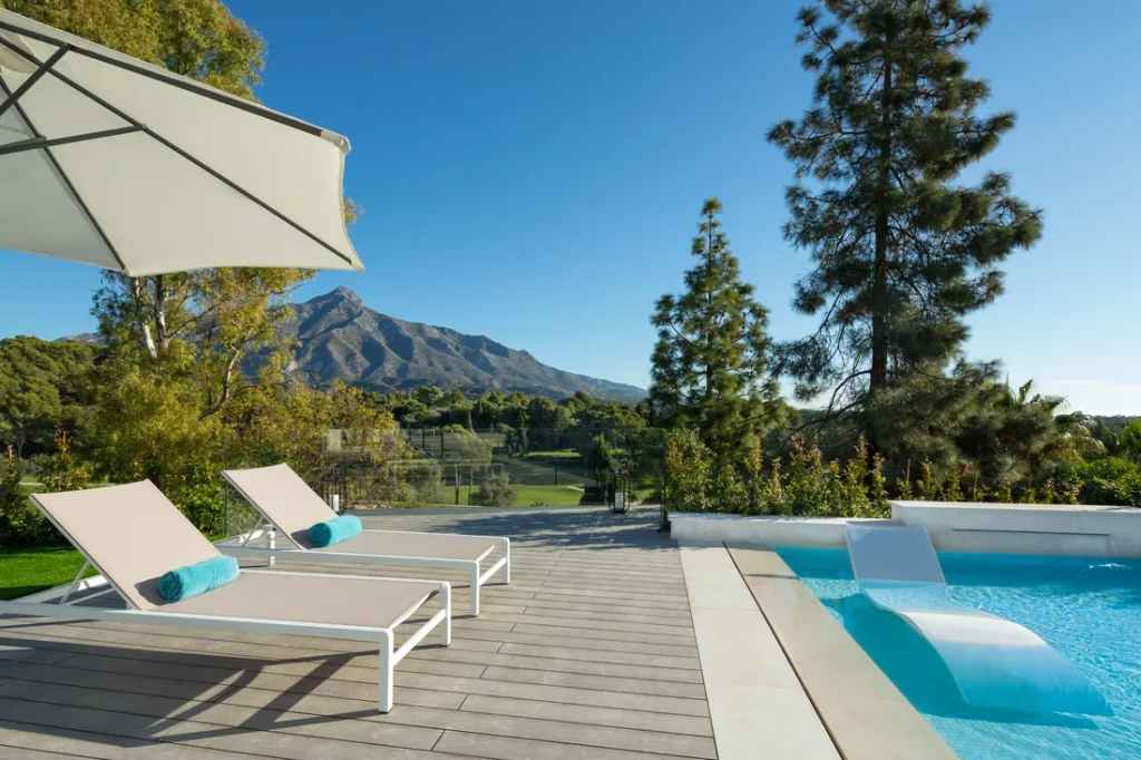 Solárium y piscina de Villa Alaya con La Concha al fondo