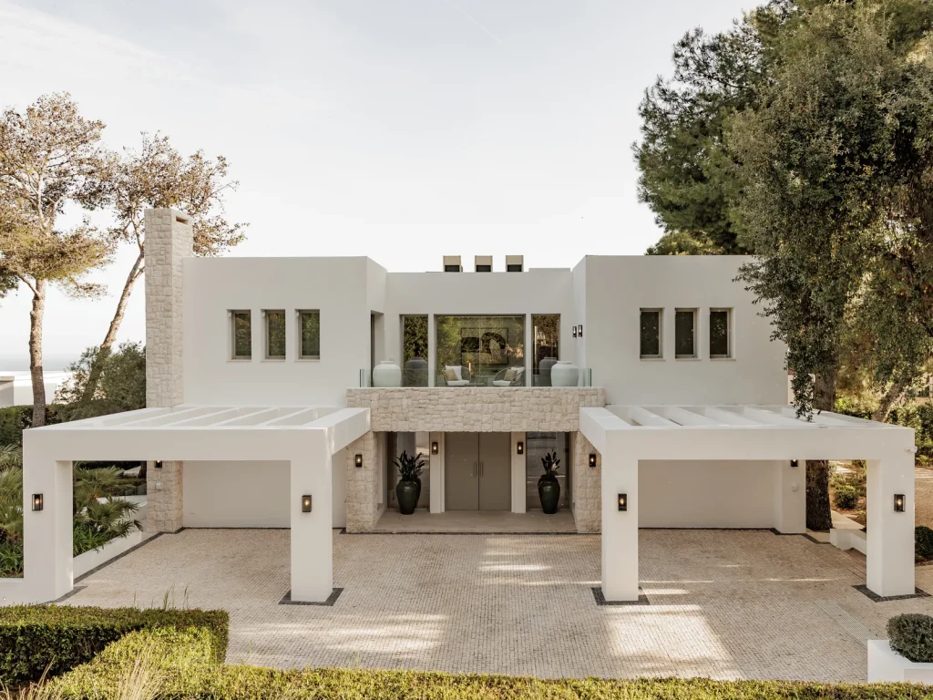 Villa Altos Reales, fachada principal con pérgolas y patio de entrada