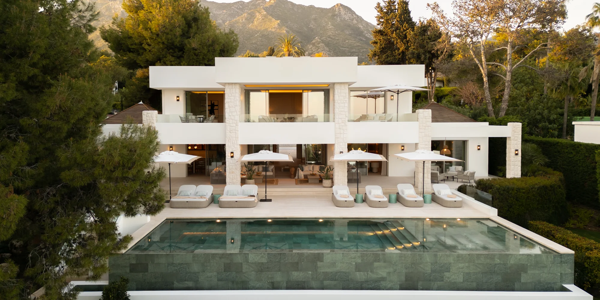 Villa Altos Reales en Marbella, vista aérea de la villa y la piscina con La Concha al fondo