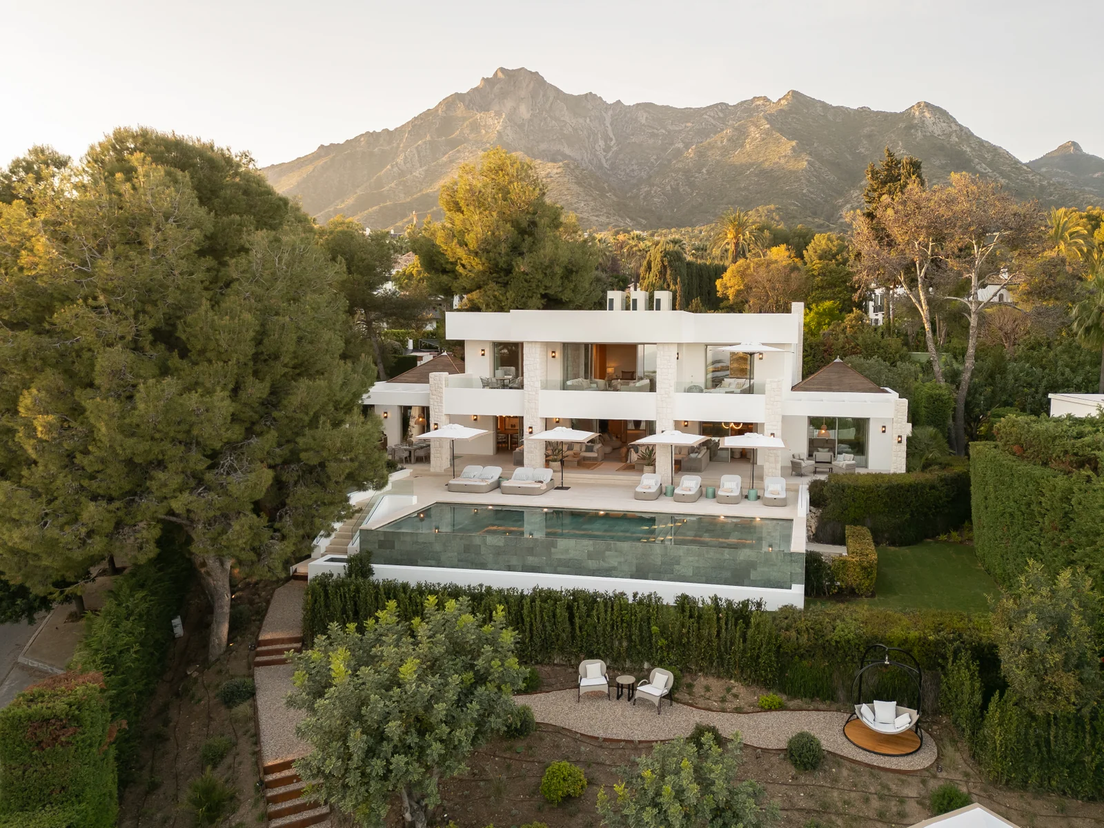 Villa Altos Reales, vista aérea de la parcela, la piscina y los jardines en Altos Reales, Marbella