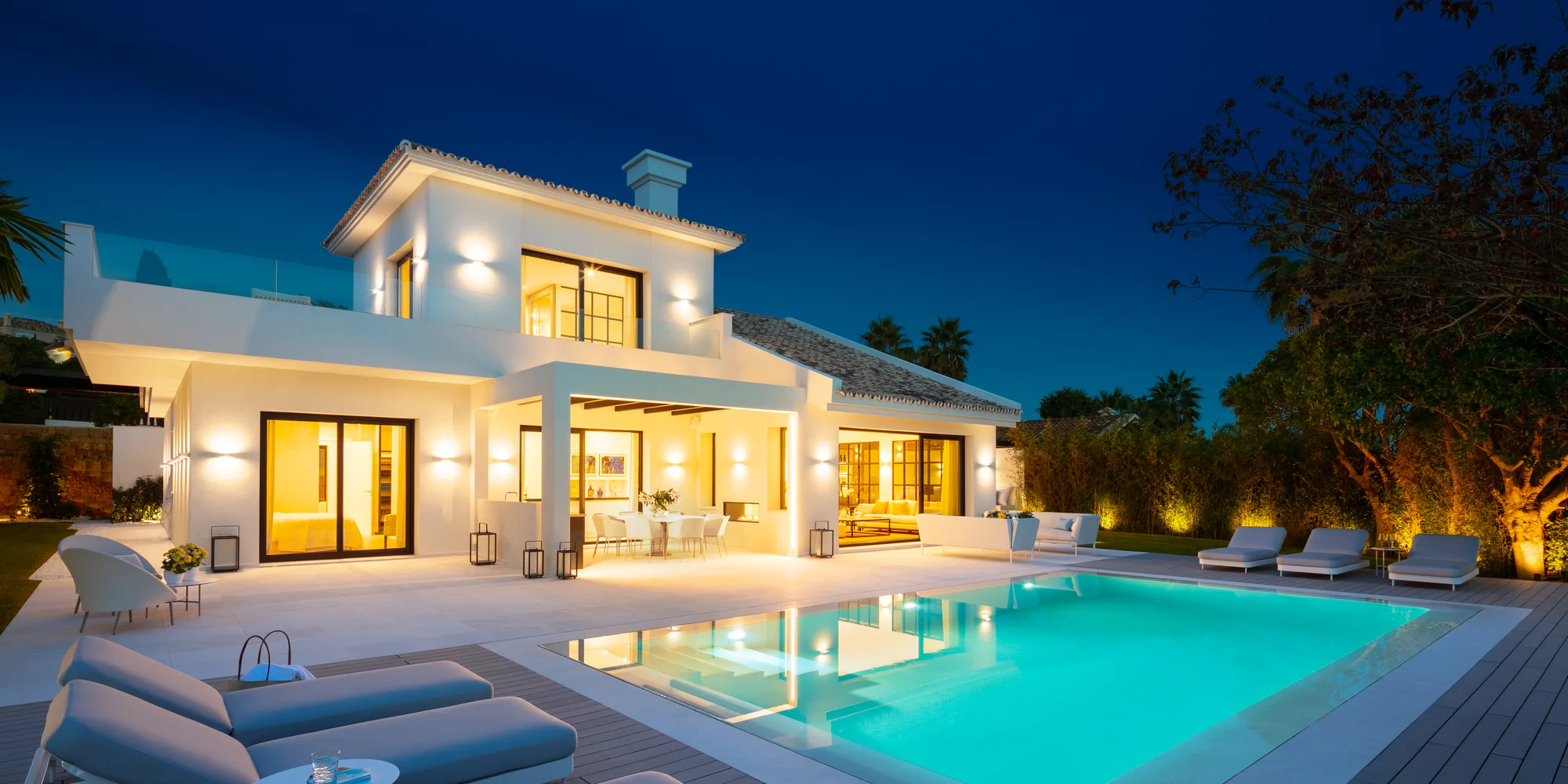 Villa Begoña in Marbella: pool and façade lit up at dusk