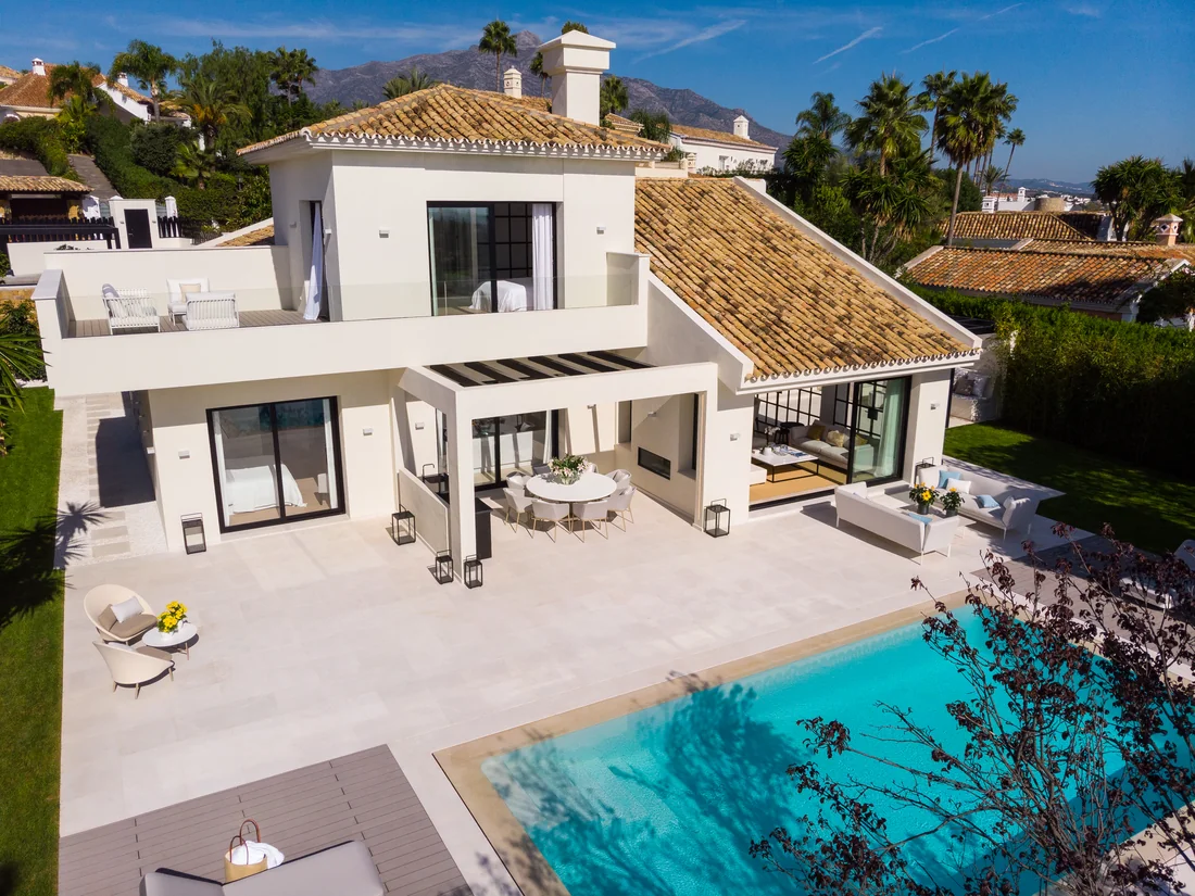 Vista aérea de Villa Begoña con la terraza y la piscina