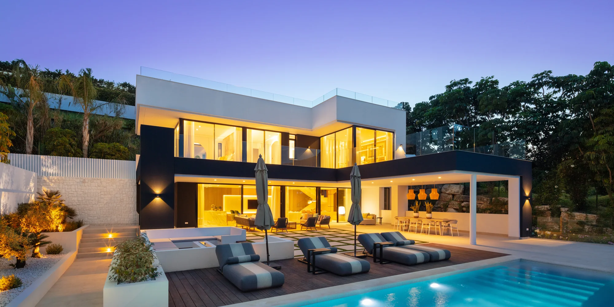 Villa Brisas 2 en Marbella: piscina y fachada contemporánea al anochecer