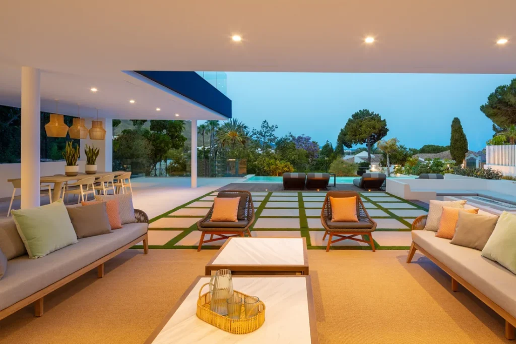 Salón exterior de Villa Brisas 2 al anochecer