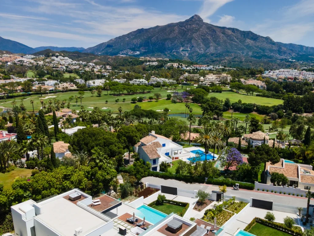 Vista aérea de Villa Brisas 2 con La Concha al fondo