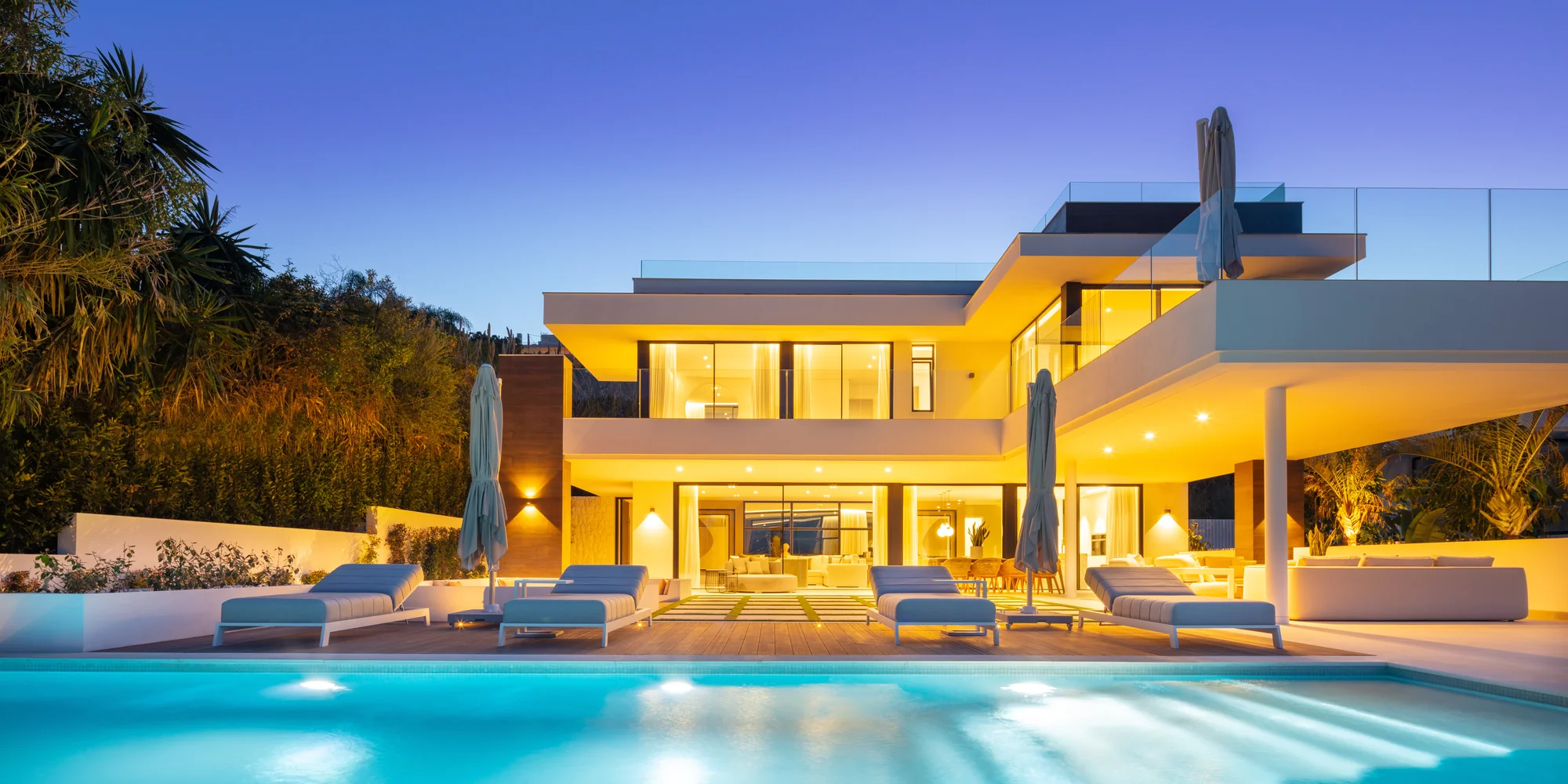 Villa Brisas en Marbella: fachada contemporánea y piscina iluminadas al anochecer