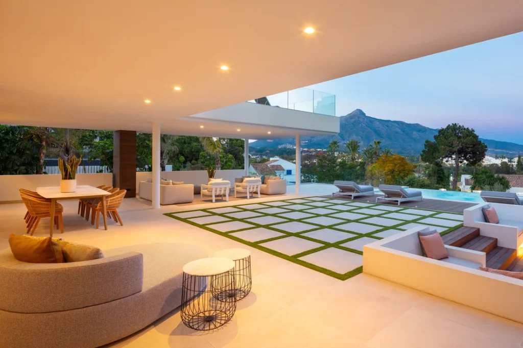 Porche de Villa Brisas al atardecer con vistas a la sierra