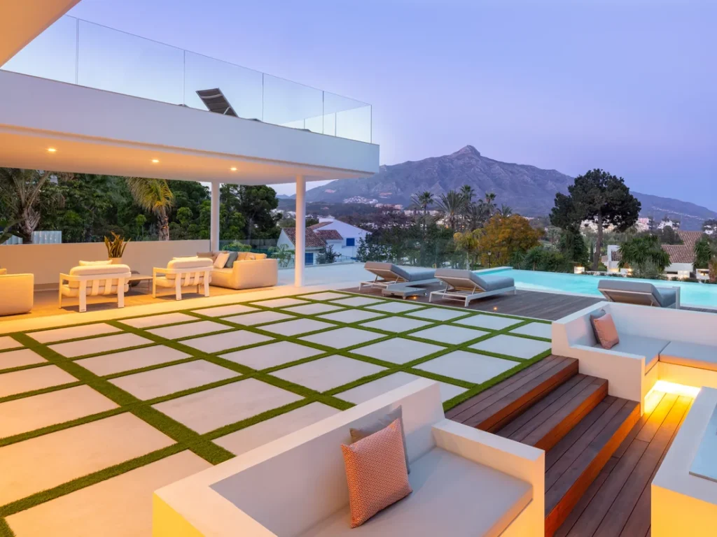Terraza con salón hundido de Villa Brisas con La Concha al fondo