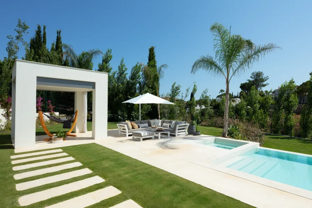 Garden and poolside pavilion at Villa Cerquilla 21 B