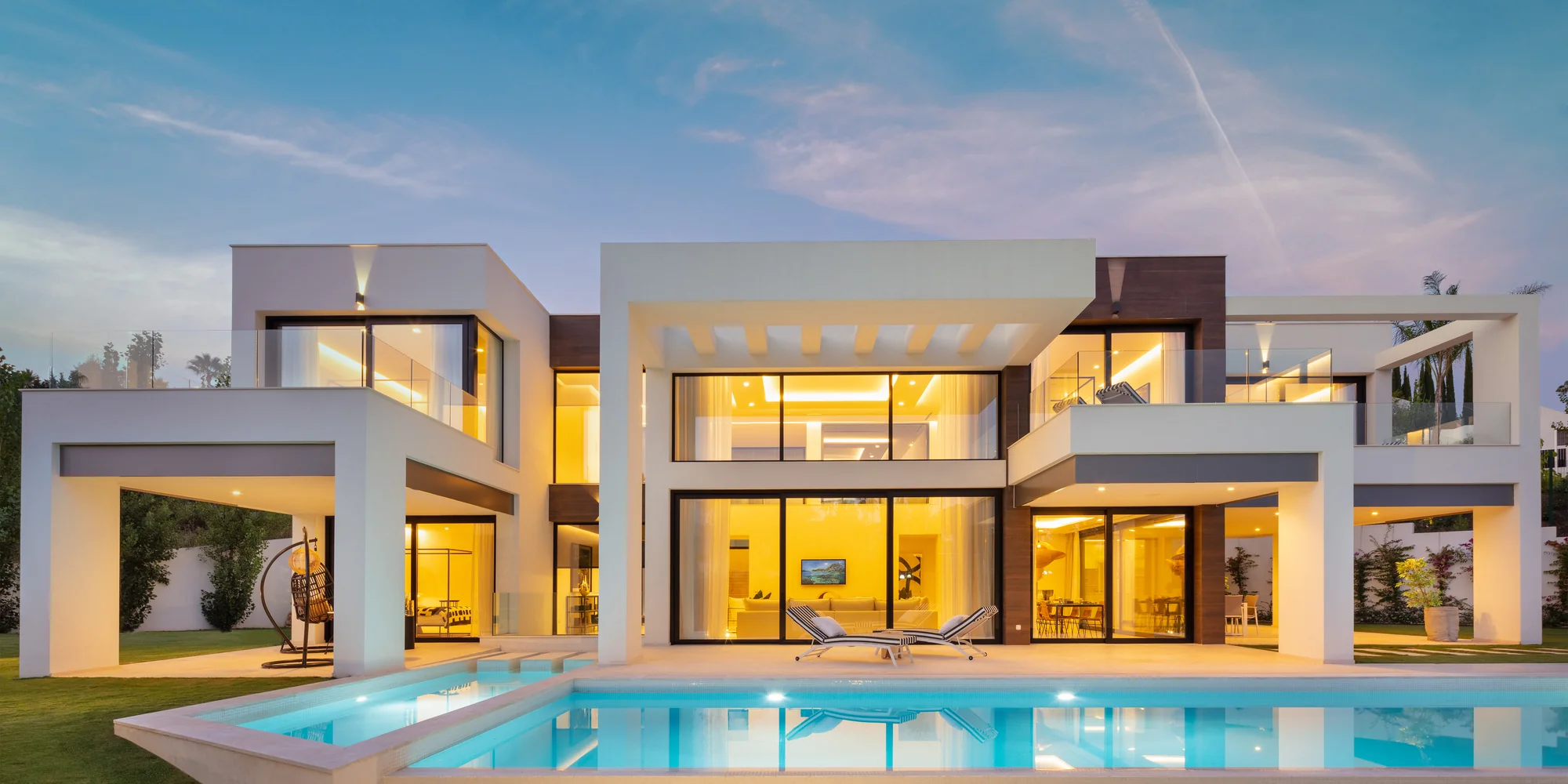 Villa Cerquilla 21 B in Marbella: pool and façade lit up at dusk
