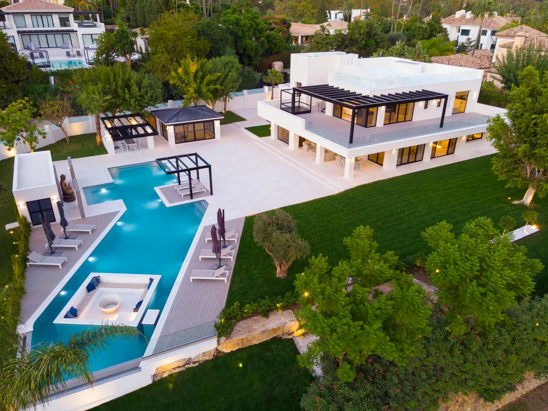Vista aérea de Villa Daniela con la piscina y el jardín