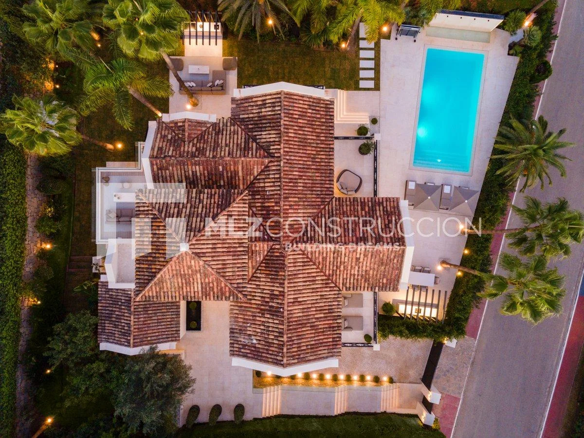 Villa Finca Moreno, vista aérea cenital de la villa al anochecer