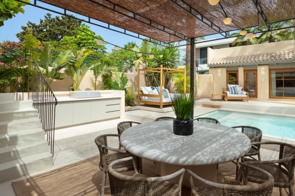 Comedor exterior bajo la pérgola junto a la piscina de Villa Goya 12