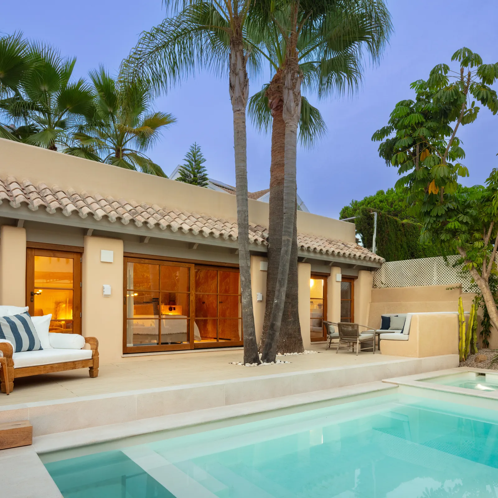 Piscina y porche de Villa Goya 12 entre palmeras
