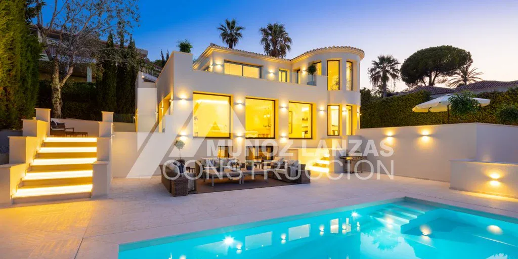 Villa Karma, fachada iluminada y piscina al anochecer