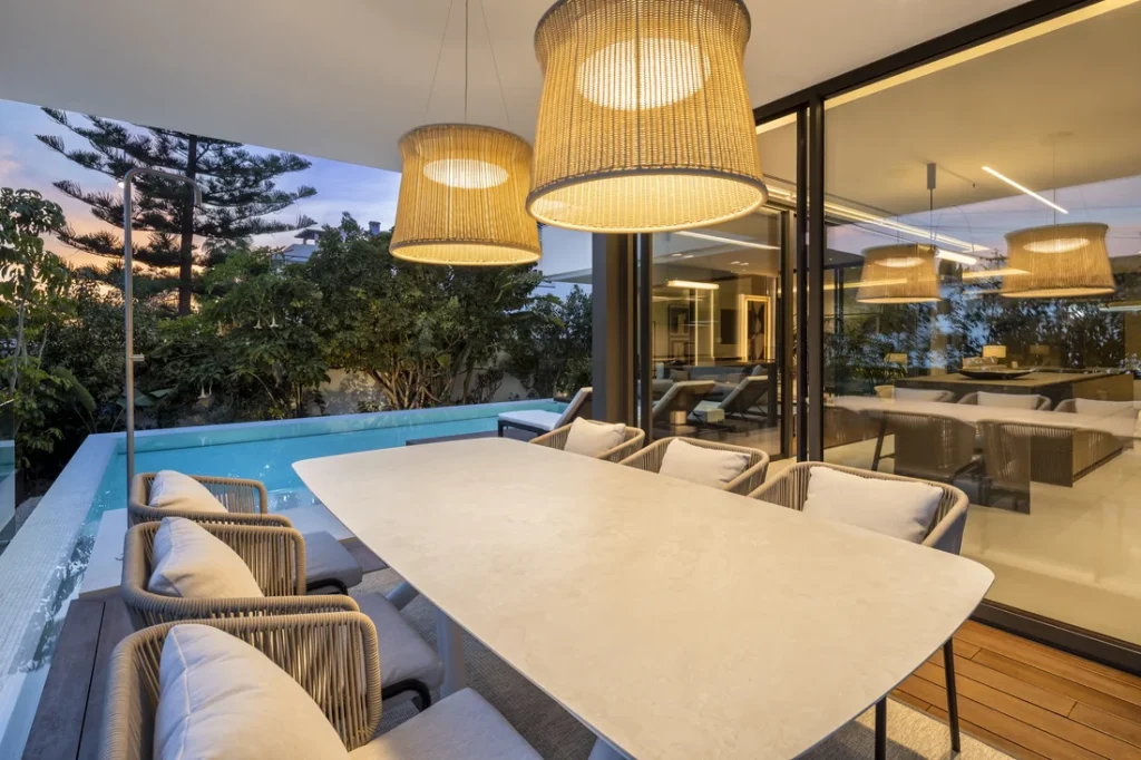 Outdoor dining area beside the pool at Villa Los Ángeles 184