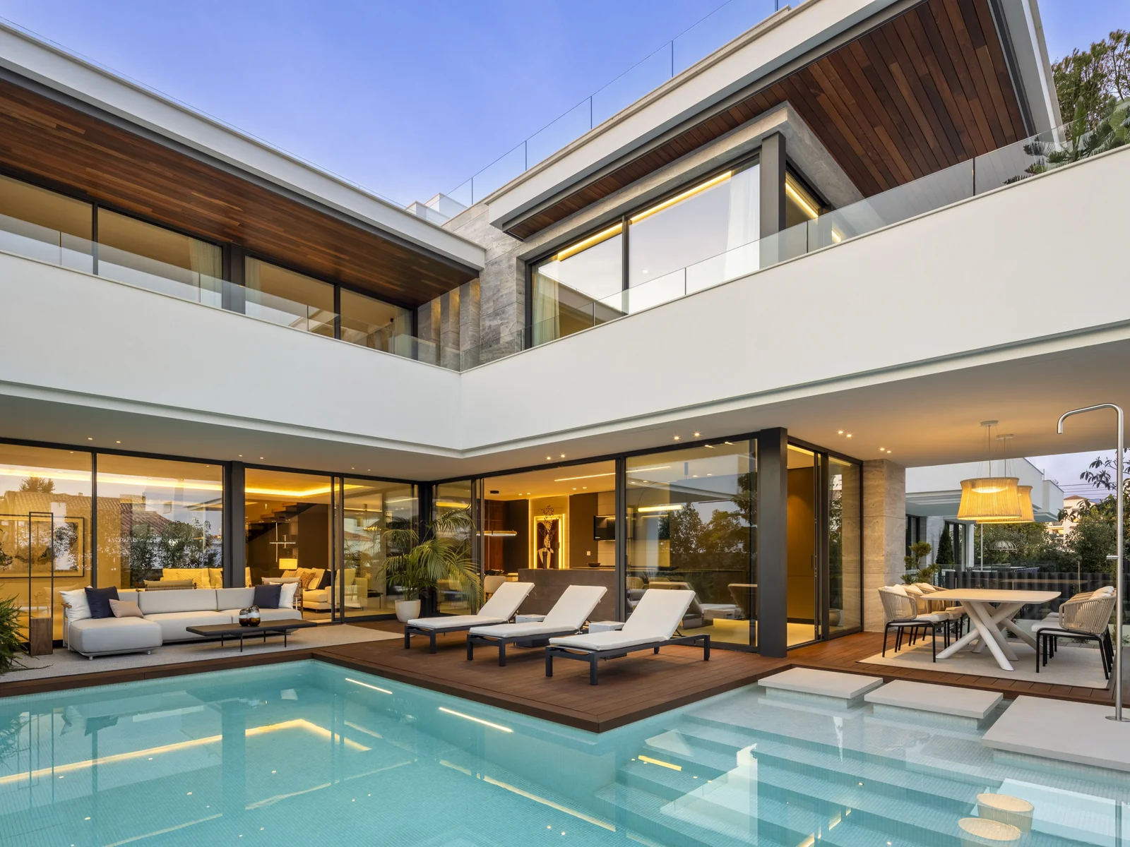 Patio con piscina y porche de Villa Los Ángeles 184