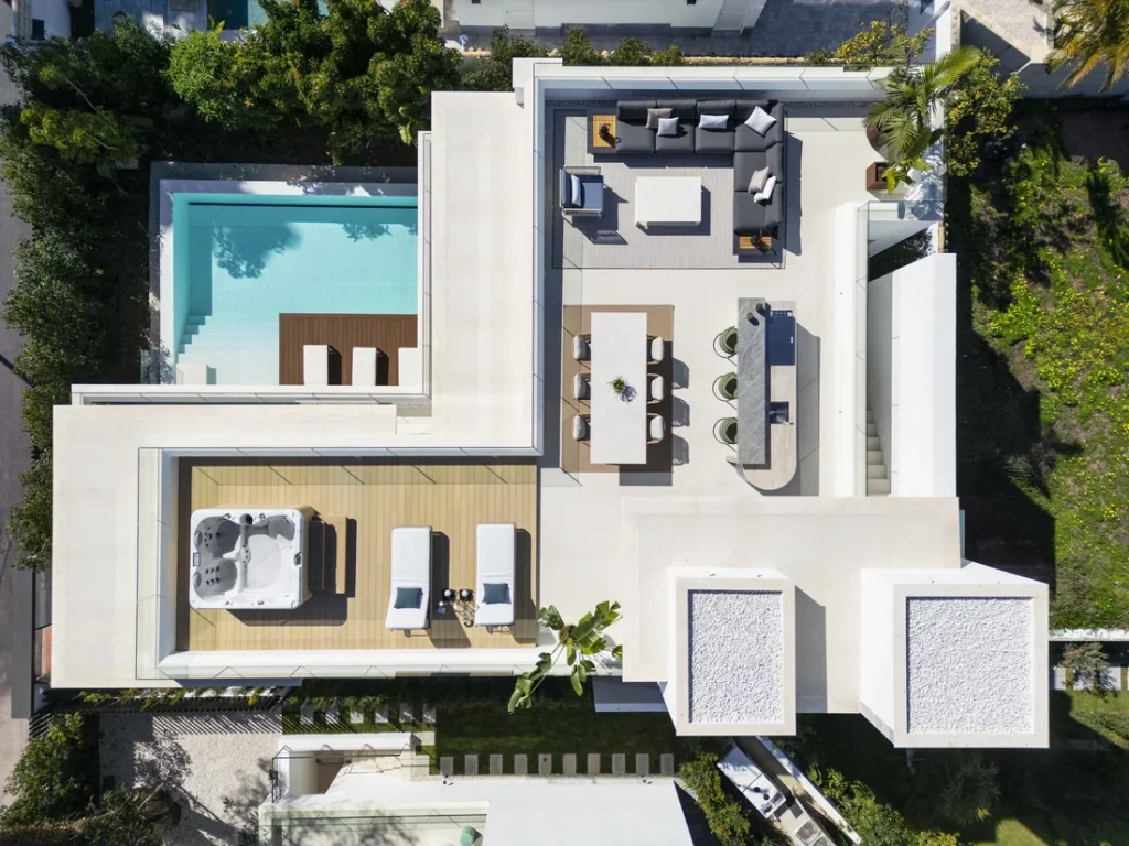 Overhead view of Villa Los Ángeles 184 with pool and roof terrace