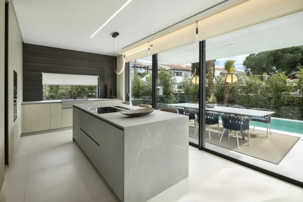 Island kitchen opening onto the pool at Villa Los Ángeles 185