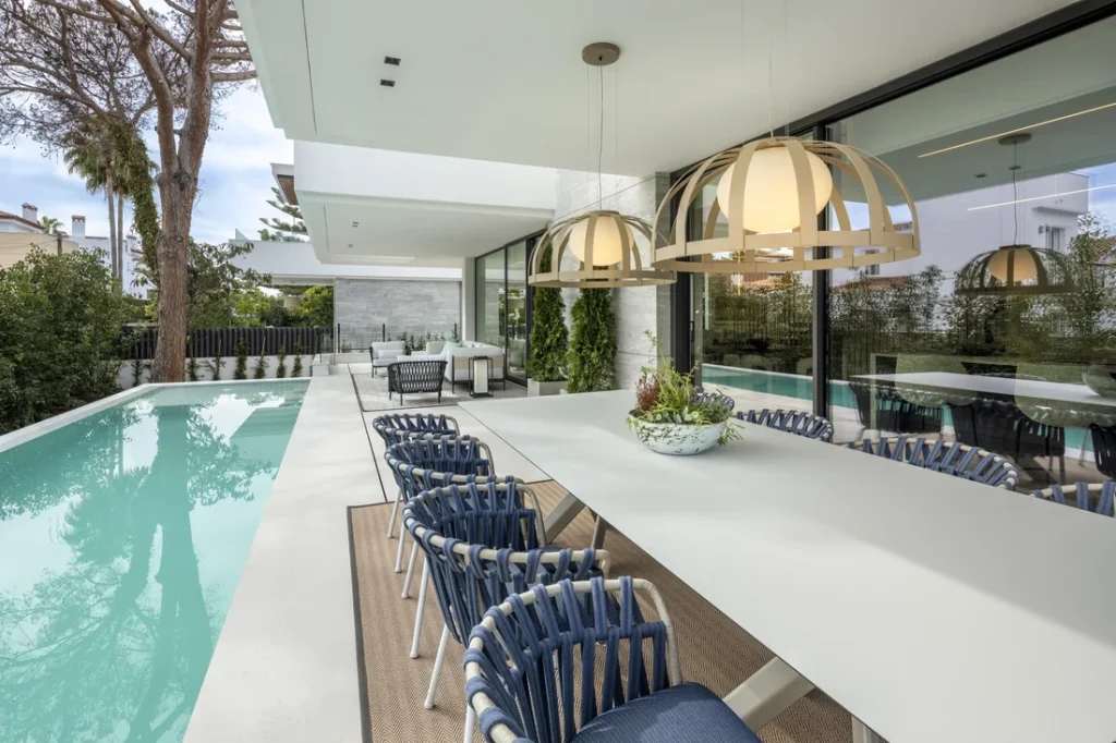 Outdoor dining area beside the pool at Villa Los Ángeles 185