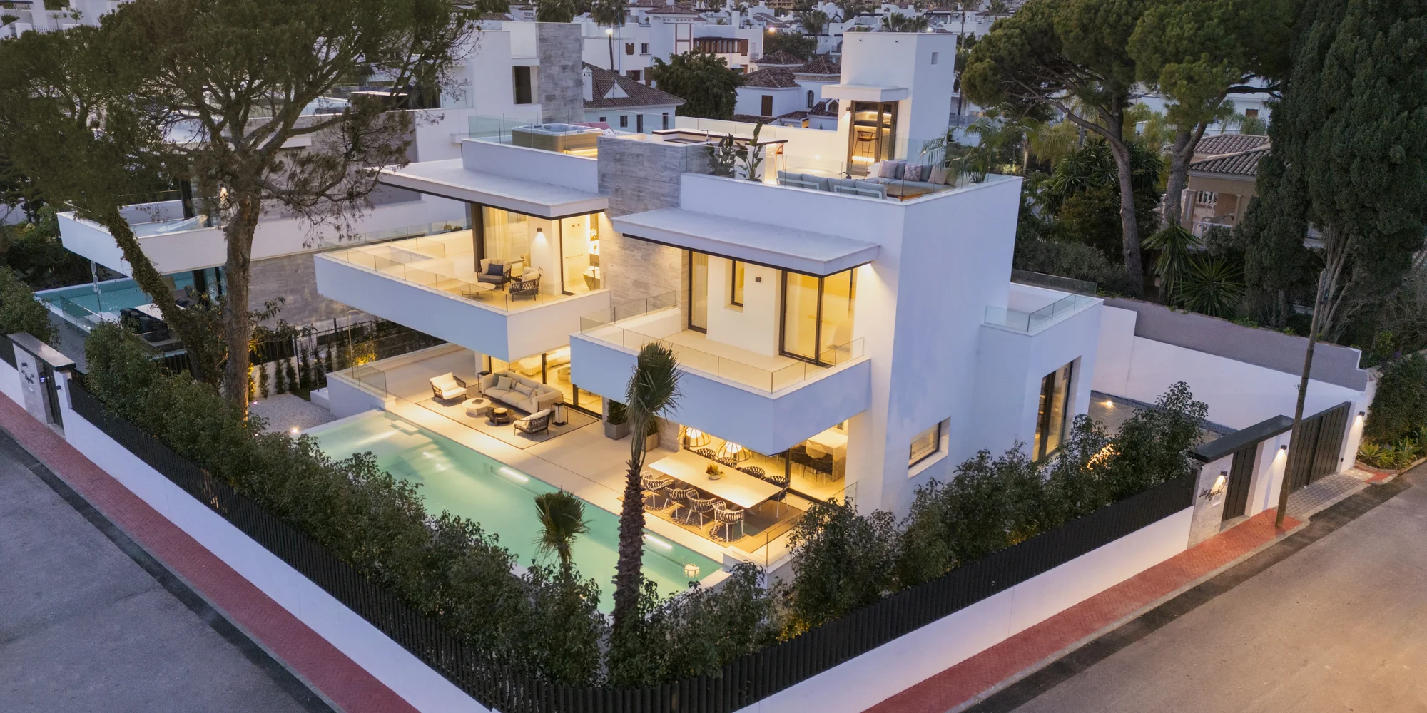 Villa Los Ángeles 185 en Cortijo Blanco, San Pedro Alcántara, iluminada al anochecer