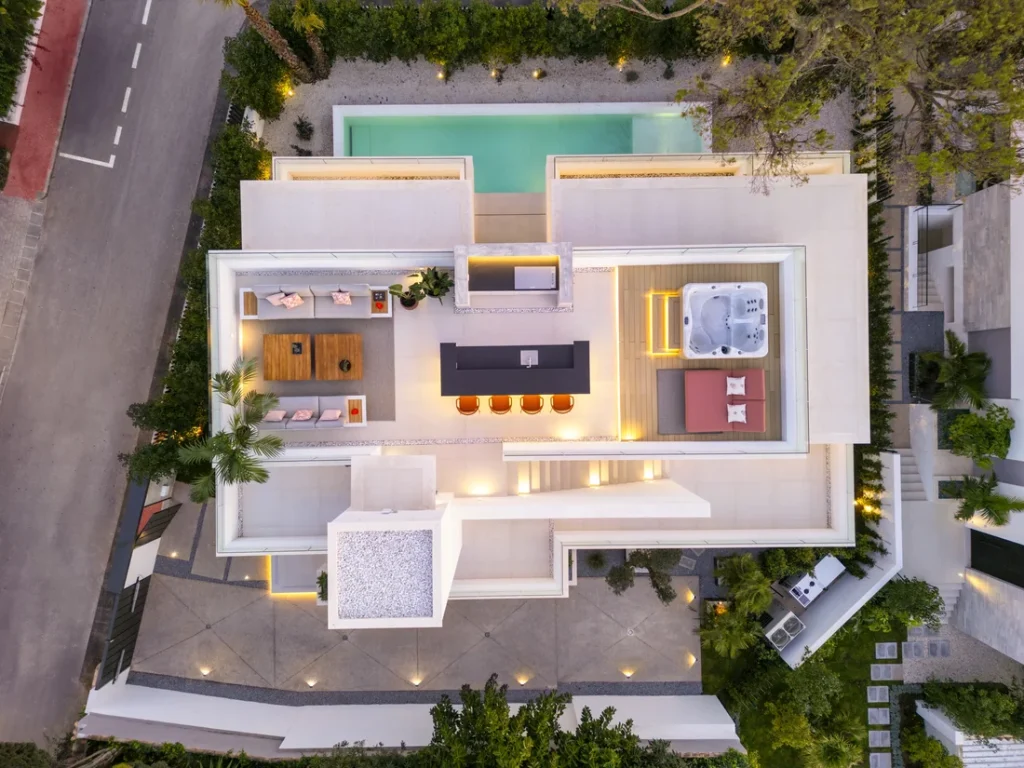 Overhead view of Villa Los Ángeles 185 with pool and roof terrace