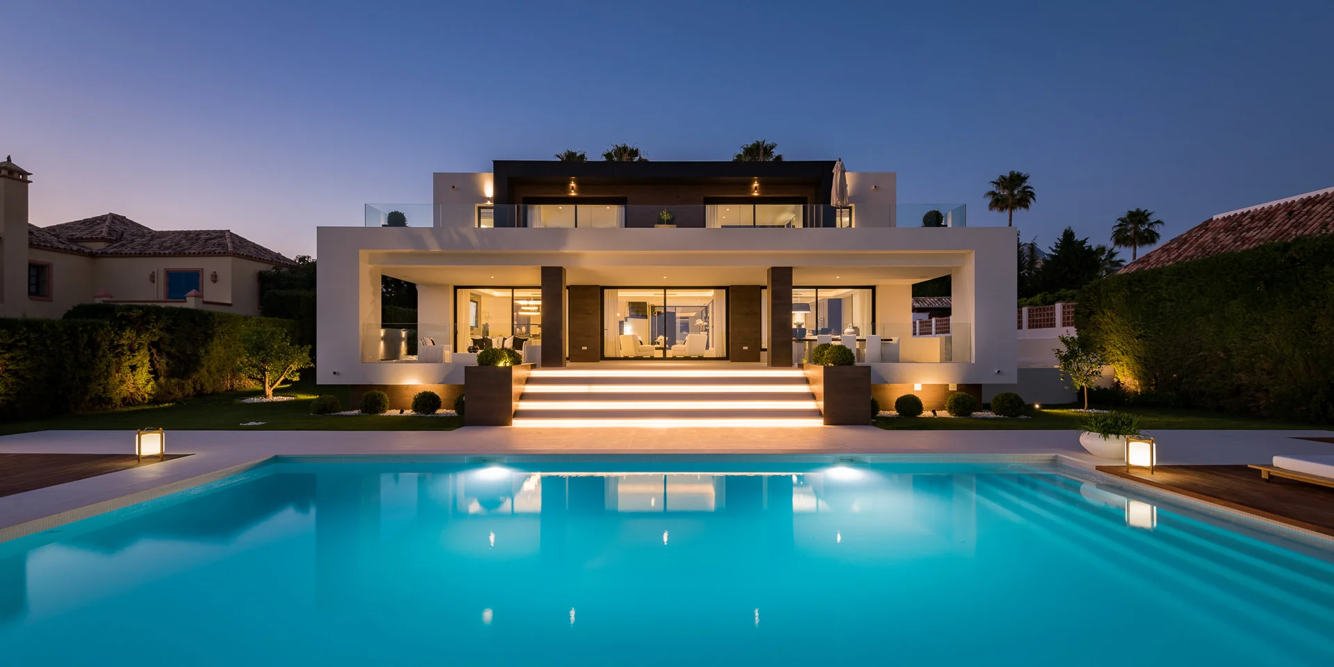 Villa Oak en Nueva Andalucía, Marbella: piscina y fachada iluminadas al anochecer