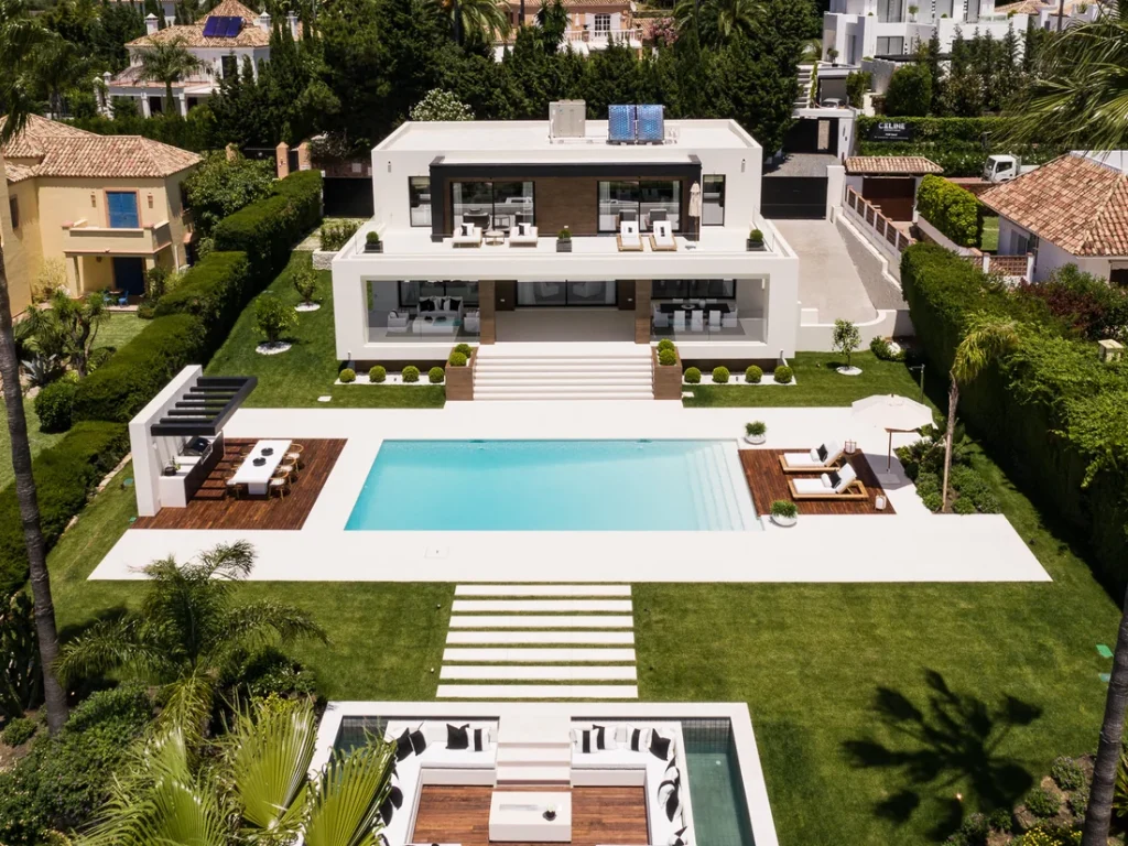 Vista aérea de Villa Oak con la piscina y el jardín