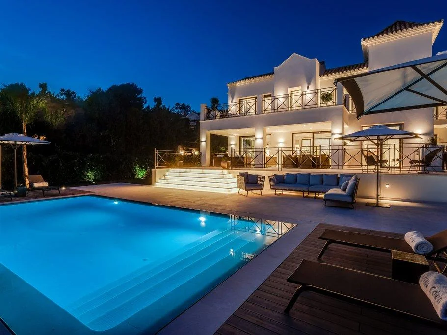 Villa Sierra Blanca, piscina y villa iluminadas al anochecer