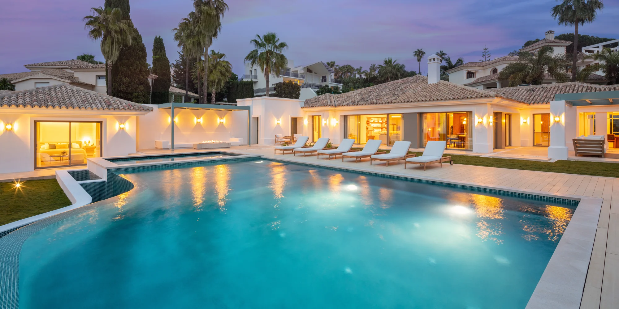 Villa Tucan 14 en Marbella: piscina y fachada iluminadas al anochecer