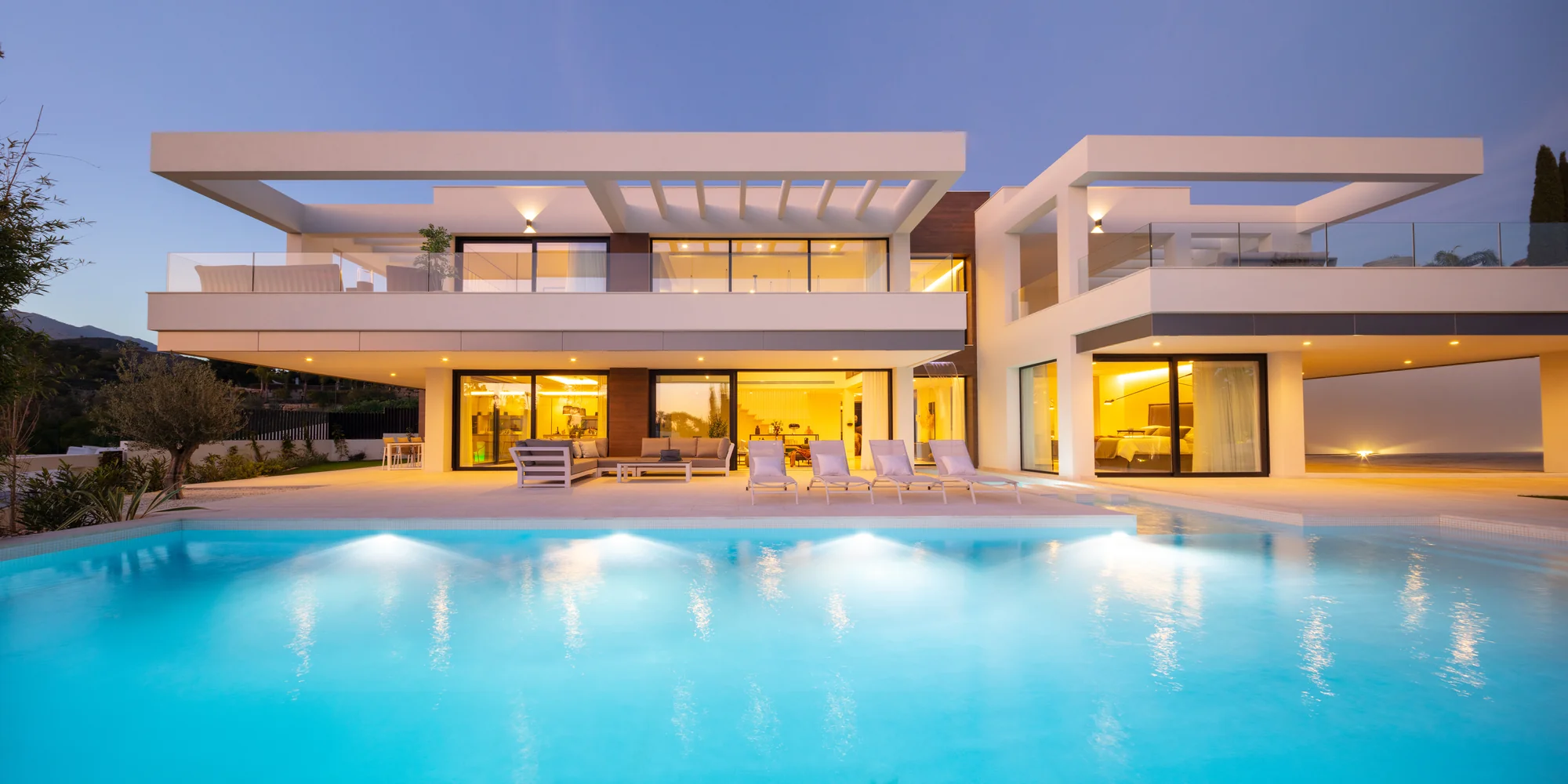 Villas Cerquilla en Marbella: piscina y fachadas iluminadas al anochecer